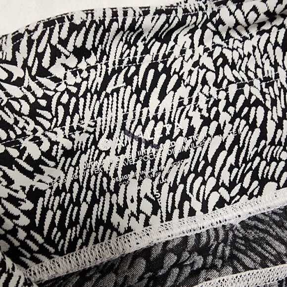 Athleta Ultimate Stash II Textured 7/8 Tight Black & White Printed Small - Picture 7 of 8